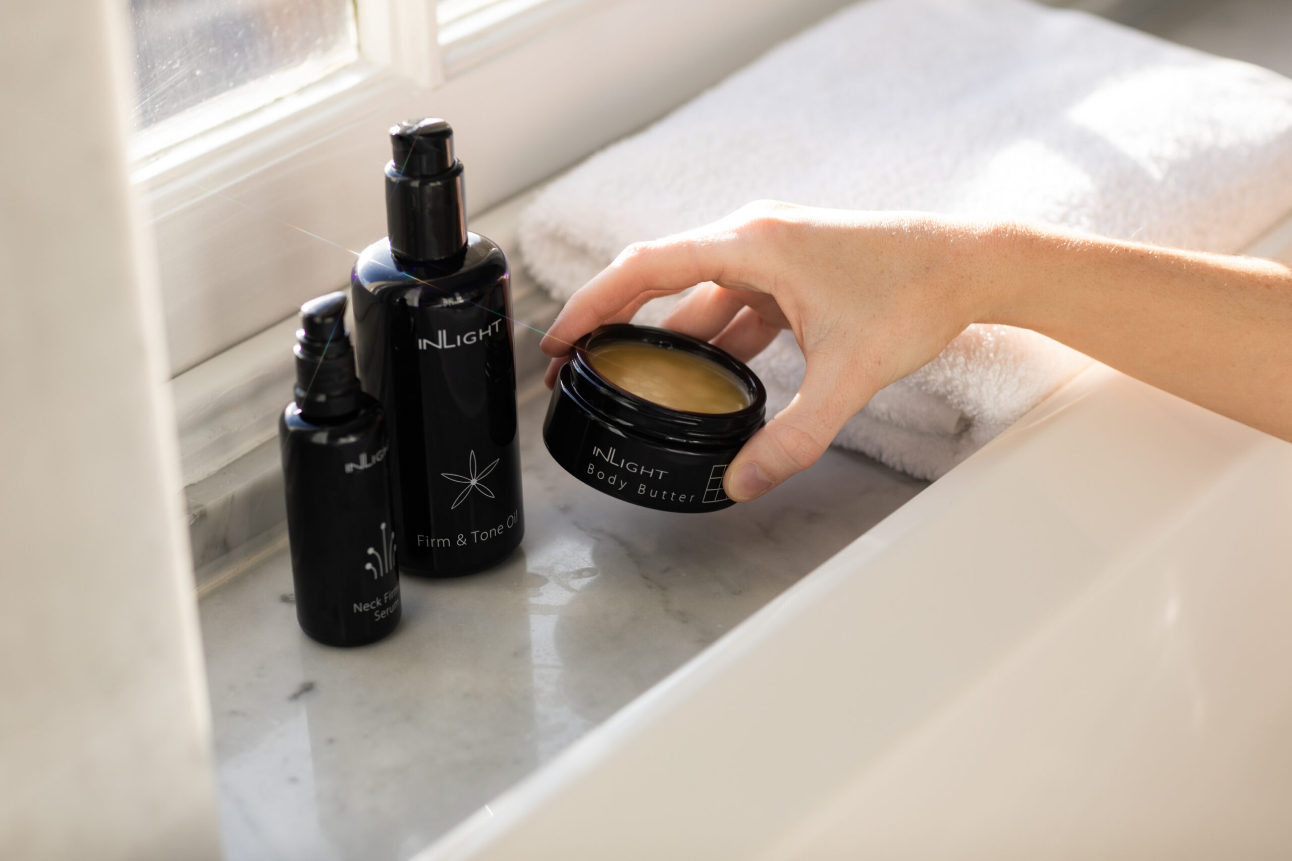 Routine skincare con pochi prodotti selezionati in bagno