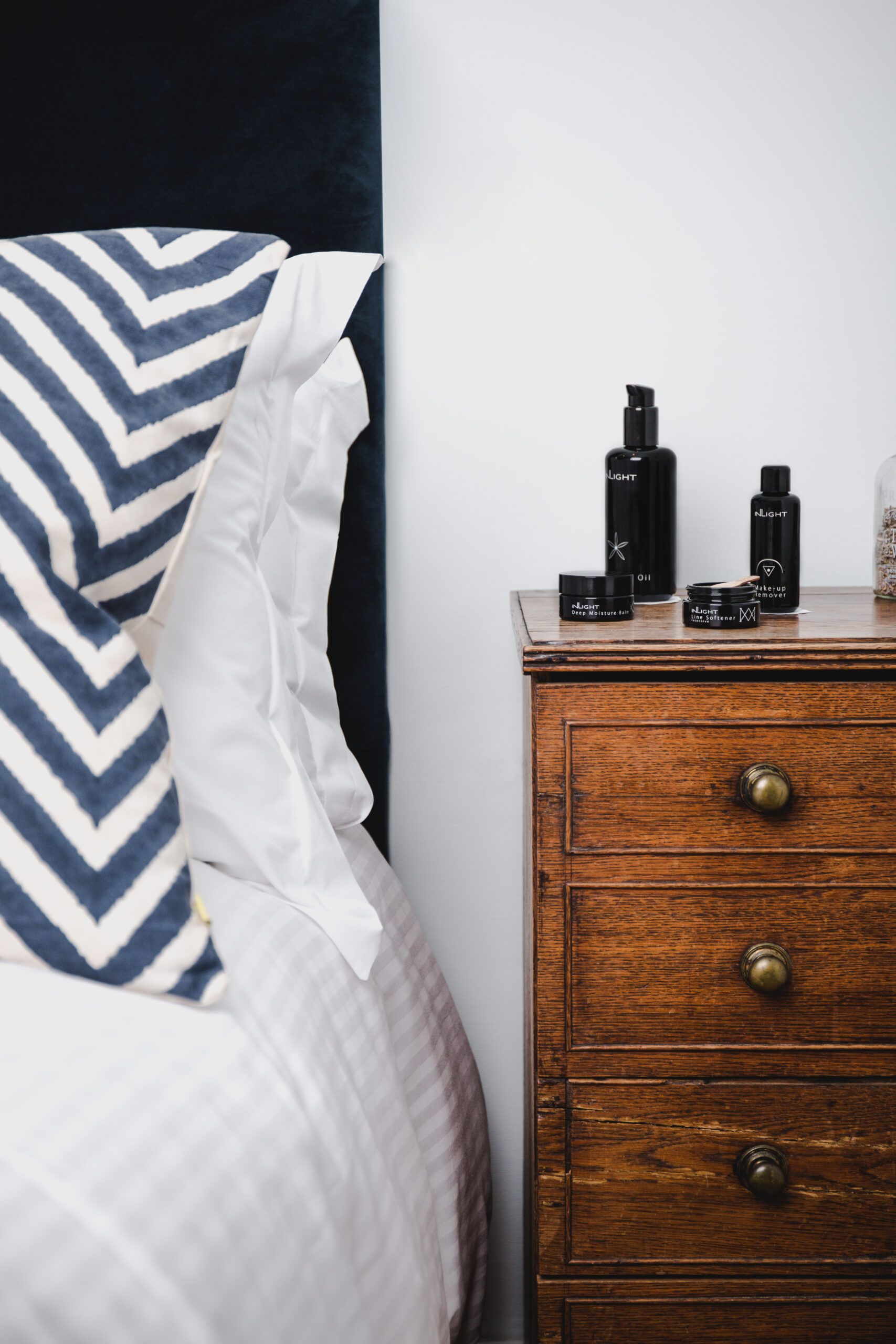 Routine viso essenziale con pochi prodotti skincare sul comodino